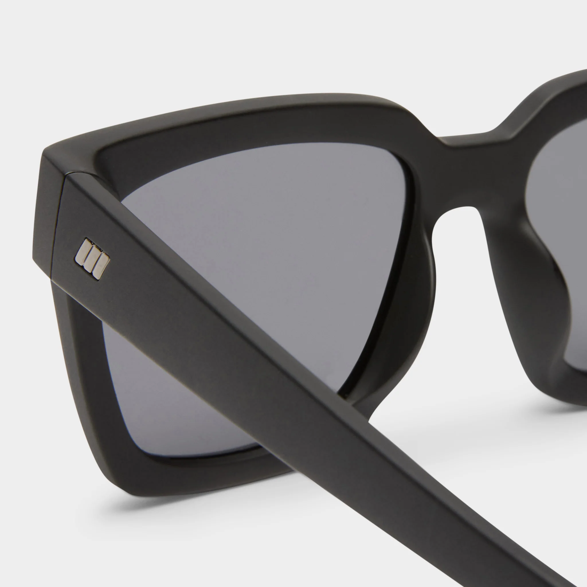 WEEKEND RIOT | MATTE BLACK POLARISED - Image 4